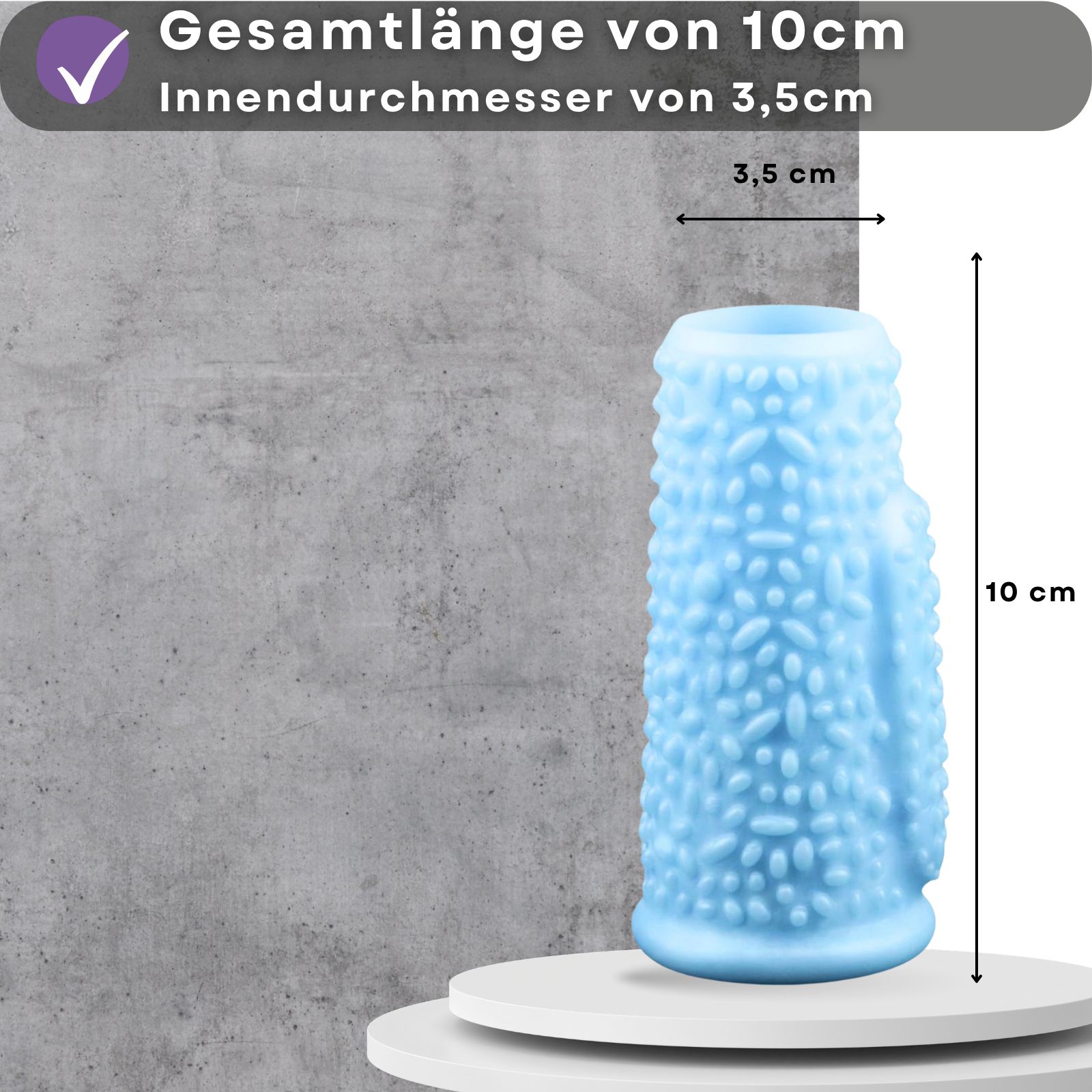 Blaue Penishülle mit Noppen. Maße: 10cm Länge, 3,5cm Innendurchmesser. Produkt auf Podest.
