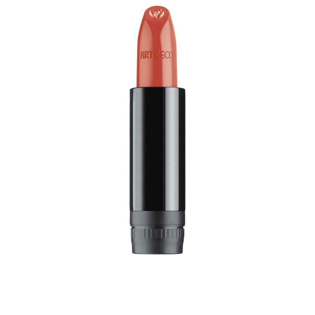 Lippenstift-Refill. Orangefarbener Lippenstift mit schwarzem Gehäuse. Der Schriftzug ARTDECO ist sichtbar.