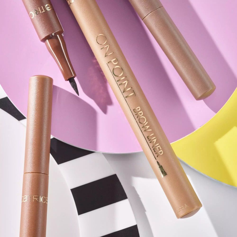 Mehrere Augenbrauenstifte. Aufschrift: ON POINT BROW LINER. Marke: CATRICE. Verschiedene Winkel und Hintergründe.