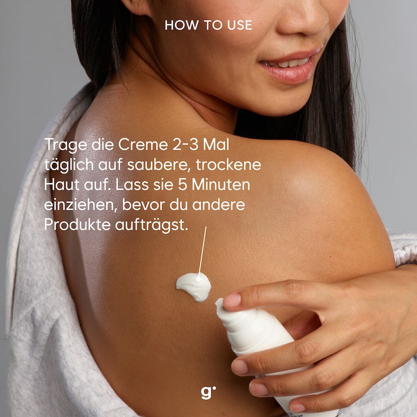Person trägt Creme auf die Haut auf. Creme wird aus einer weißen Flasche mit Pumpverschluss entnommen. Text: Trage die Creme 2-3 Mal täglich auf.