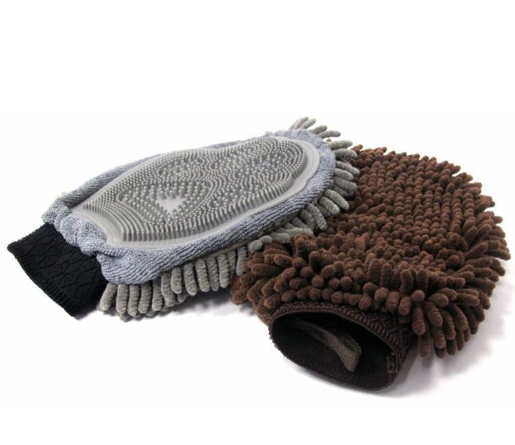 Zwei Trockenpfoten-Handschuhe. Einer grau, einer braun. Beide haben eine Seite mit Mikrofasern und eine mit Noppen.