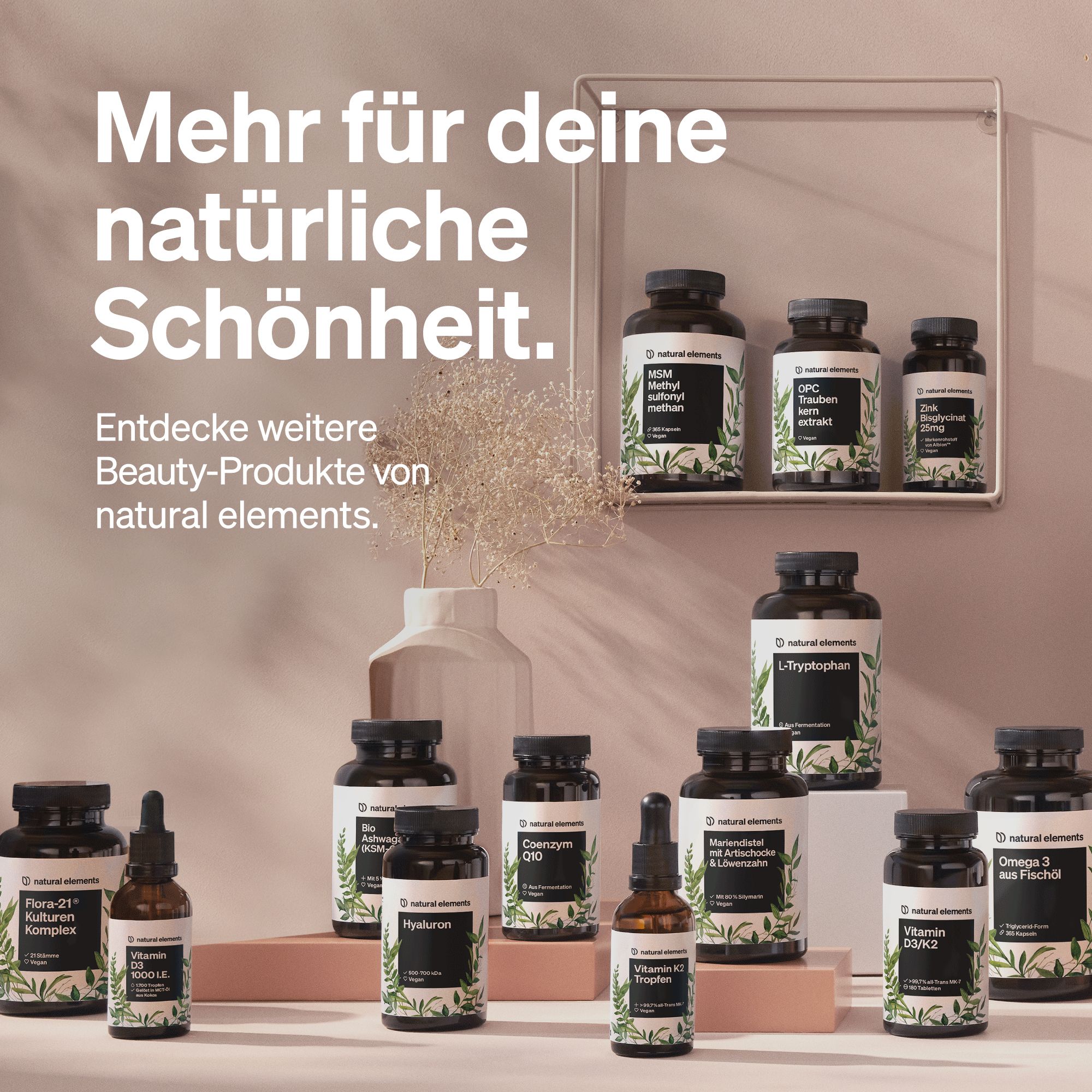 Verschiedene Flaschen mit Etiketten. Text: Mehr für deine natürliche Schönheit. Produkte von natural elements.