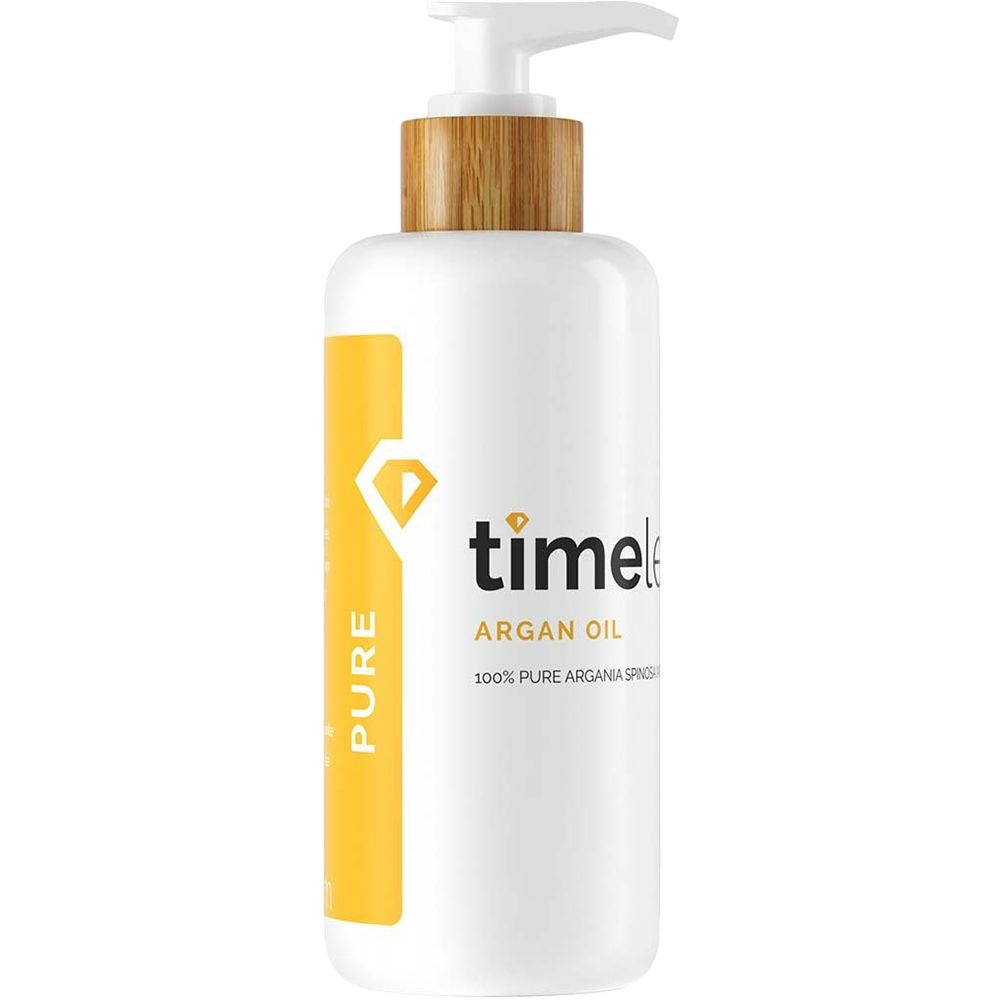 Weiße Flasche mit Pumpe und Holzdeckel. Aufschrift: timeless Argan Oil. Gelber Aufkleber mit "PURE".