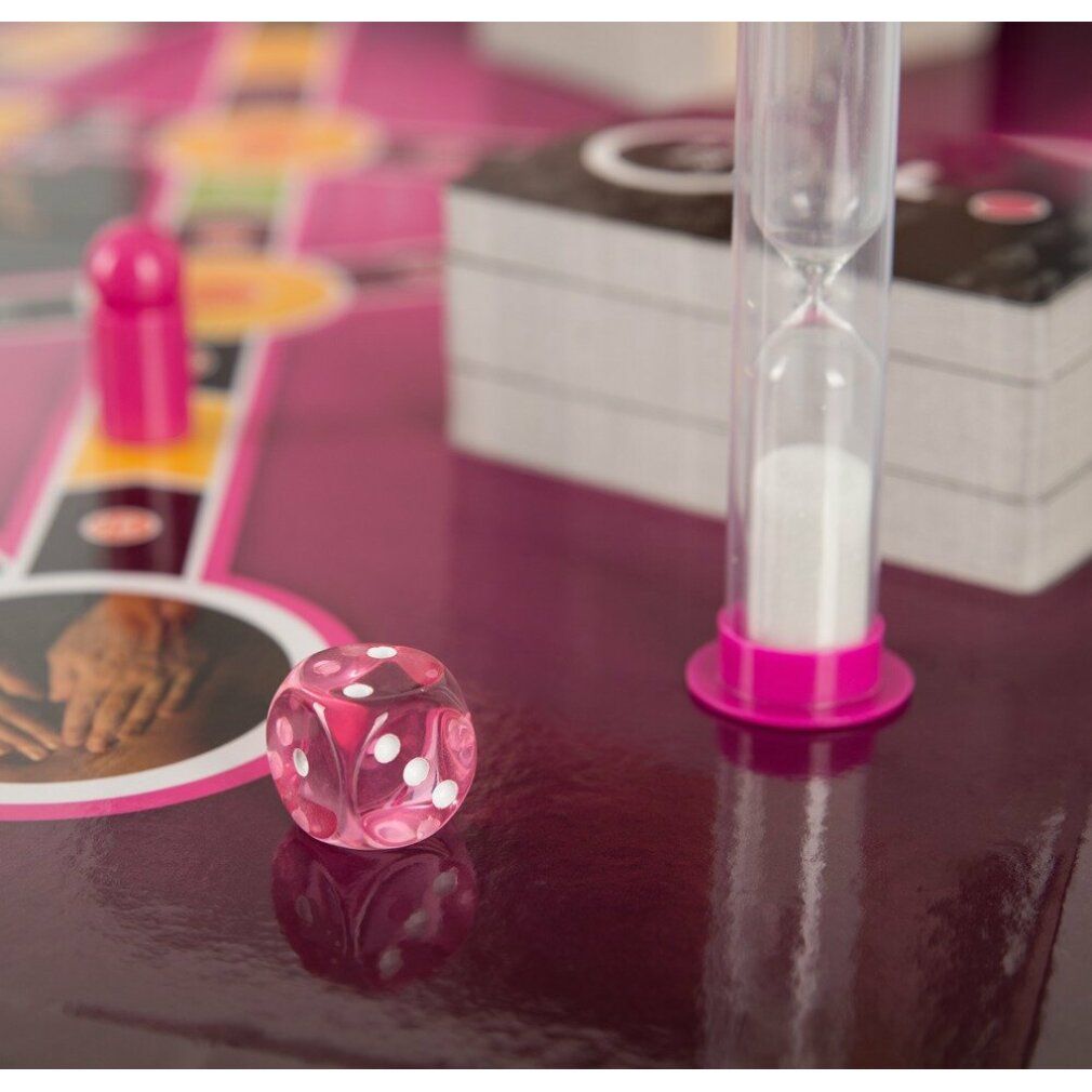 Transparenter Würfel mit weißen Punkten, Sanduhr und Spielbrett. Rosa und transparente Elemente.