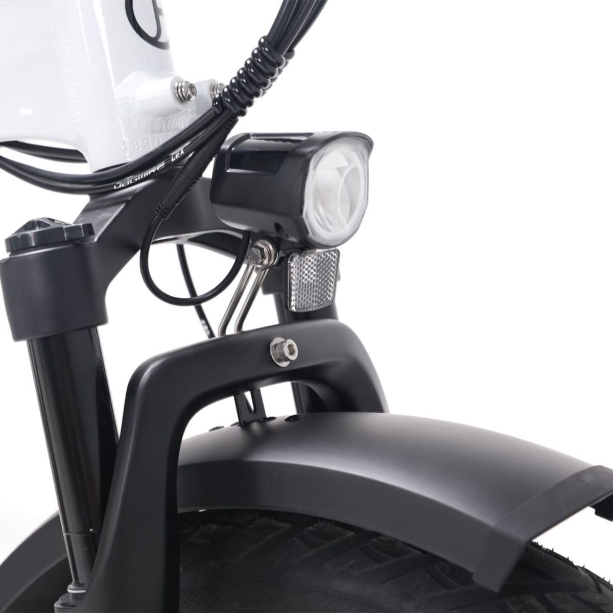 Schwarzer Kotflügel, Scheinwerfer und Reflektor. Detailansicht des vorderen Teils des Dreirads.