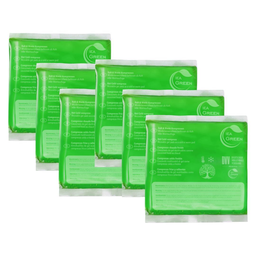 Mehrere grüne Kompressen in Verpackung. Aufdruck: IEA GREEN. Einzelne Kompressen sind rechteckig.
