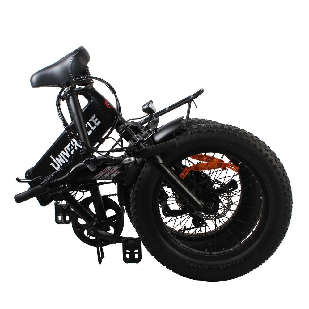 Zusammengeklapptes schwarzes Elektrofahrrad mit breiten Reifen. Marke Univercycle ist sichtbar. Pedale und Sattel sind vorhanden.