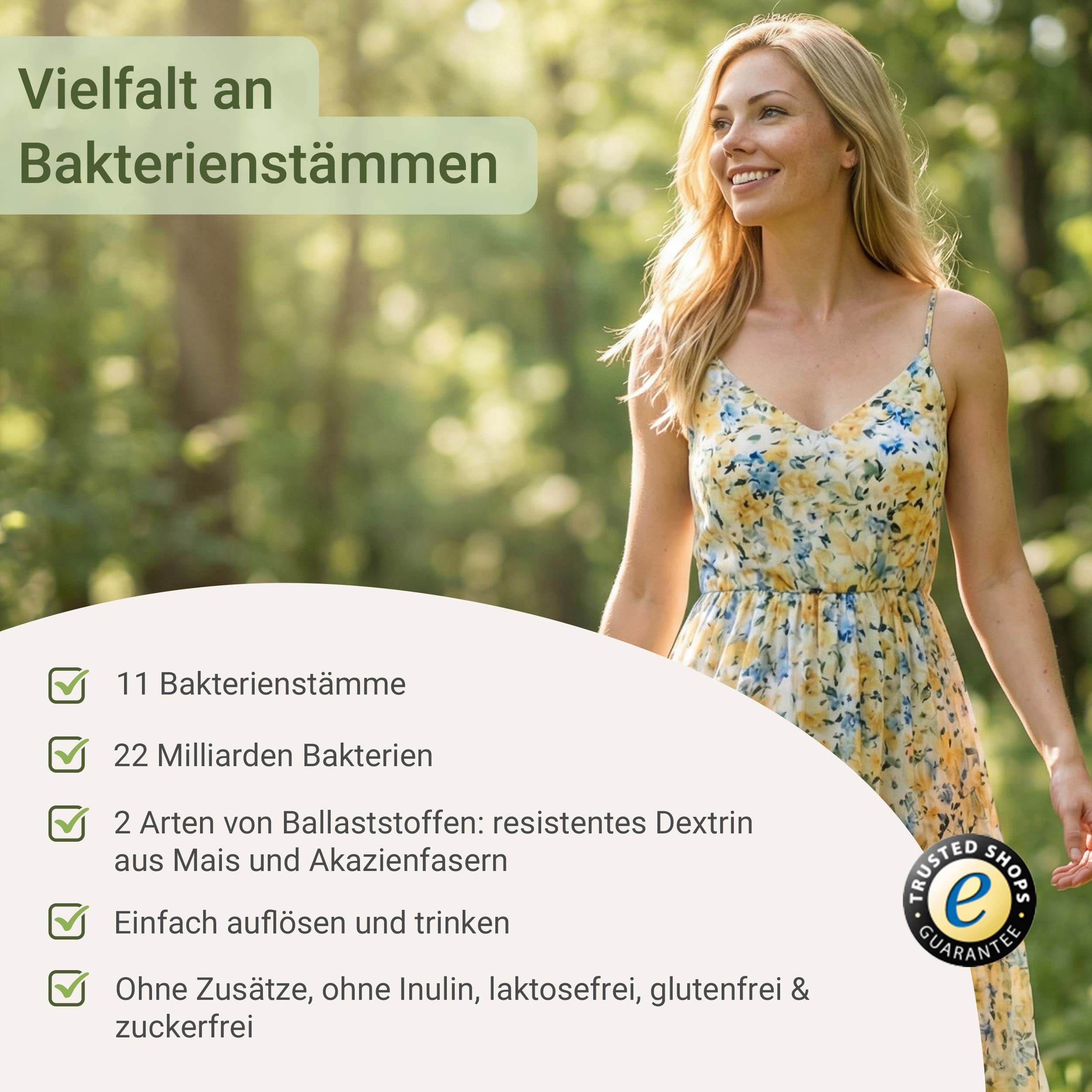 Person gießt Pulver in Glas. Symbole: Vegan, ohne Zucker, laktosefrei, ohne künstliche Farbstoffe, ohne Schwermetalle, ohne Gentechnik.