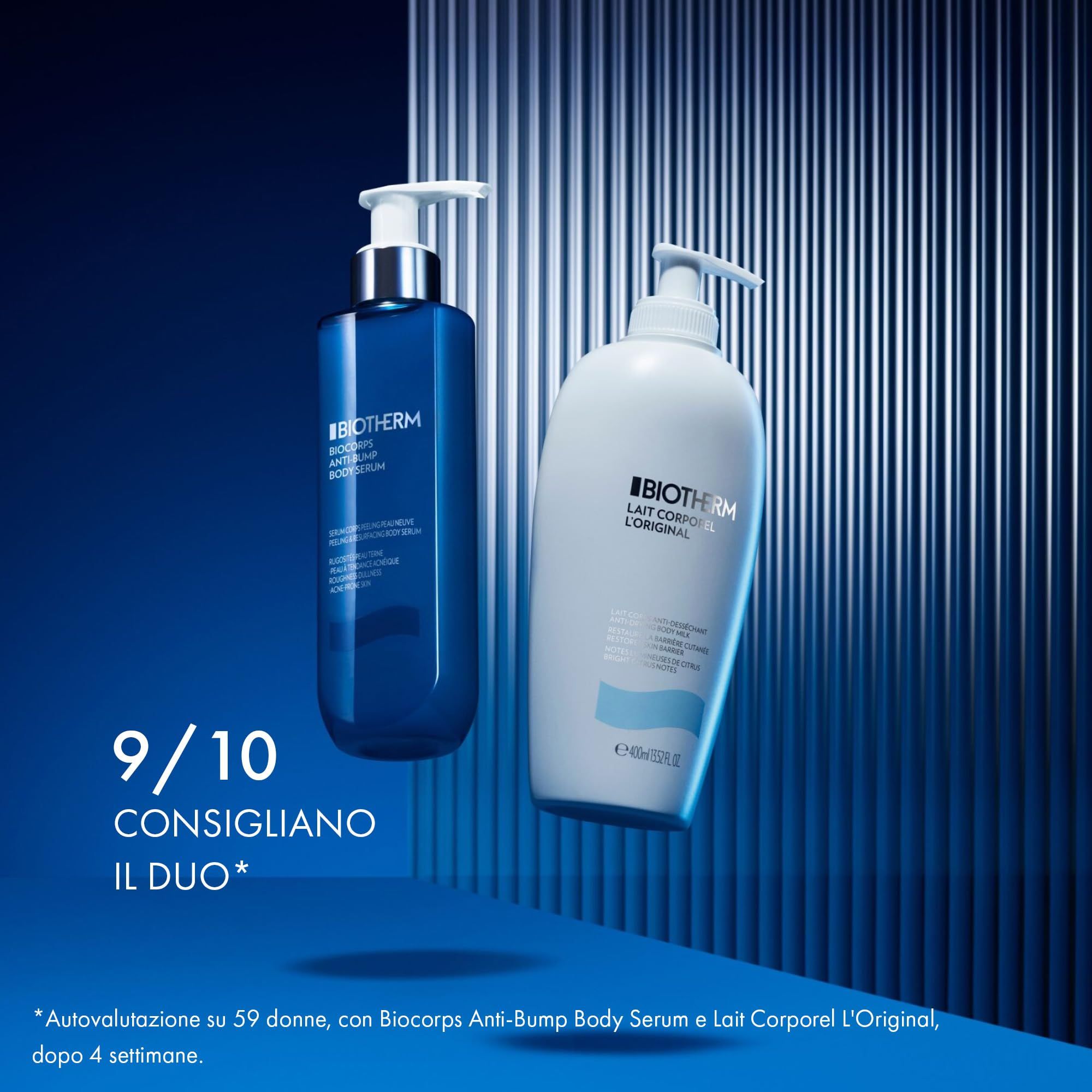 Frau hält eine blaue Biotherm Biocorps Body Serum Flasche an ihrer Schulter.