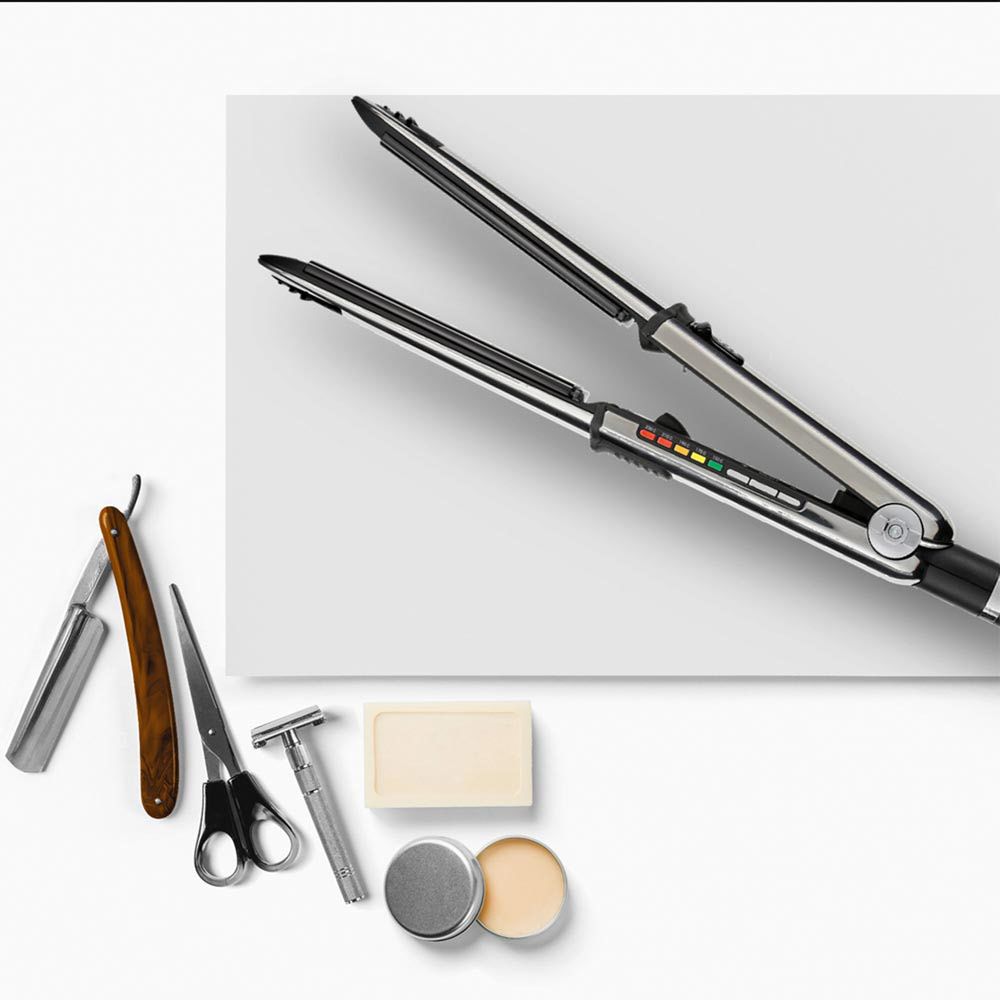 Glätteisen mit Zubehör. Rasierer, Schere, Seife, Creme und Rasierpinsel.