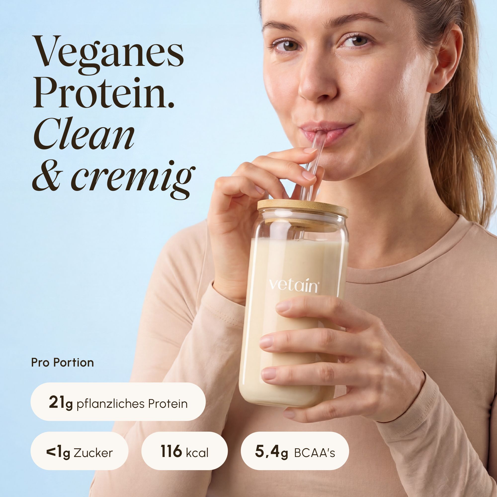 Frau trinkt VETAIN Vegan Protein Shake mit 21g Protein.