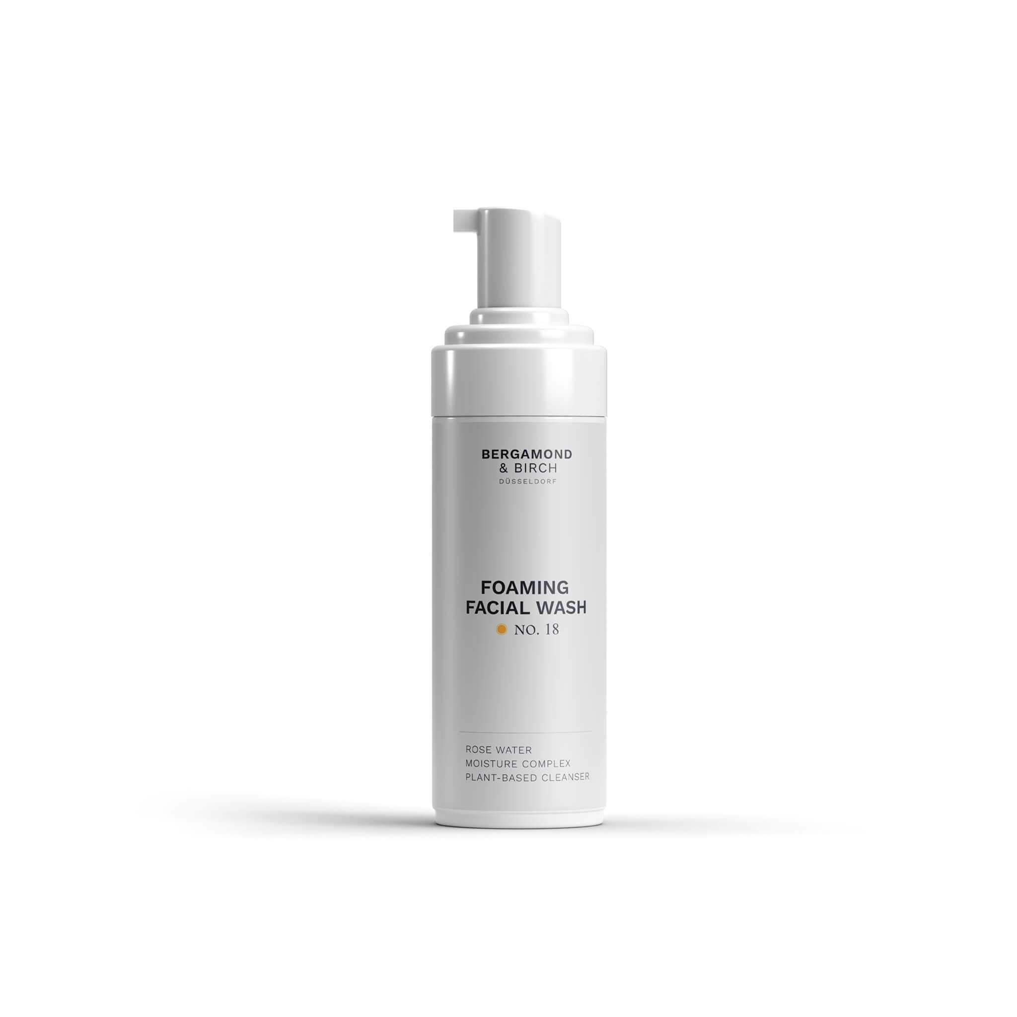 Weisse Flasche mit Pumpe. Text: BERGAMOND & BIRCH, FOAMING FACIAL WASH, NO. 18.