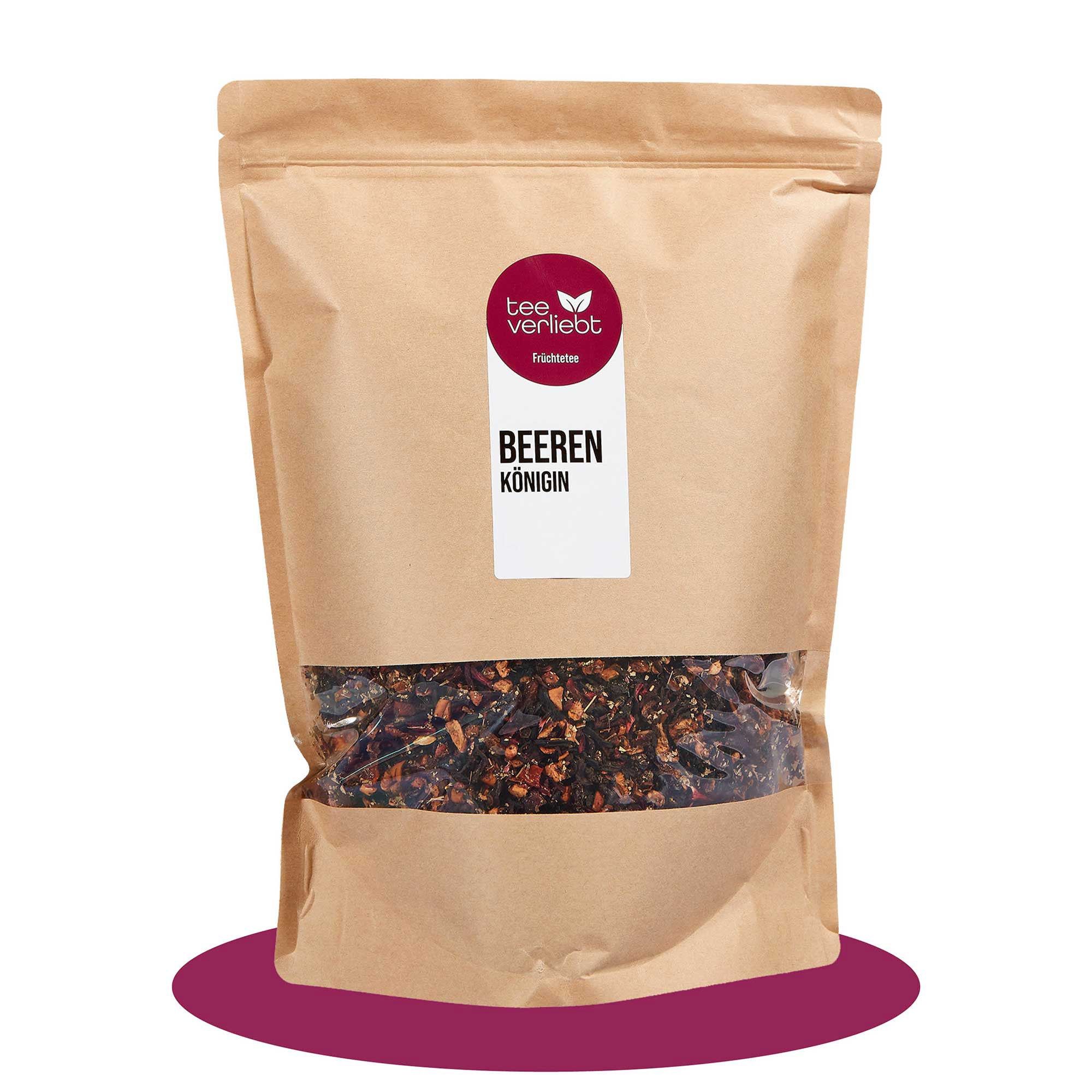 Beutel mit losem Früchtetee. Sichtfenster zeigt Inhalt. Aufkleber mit Logo und Text: Beeren Königin.