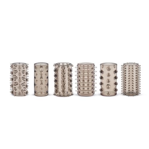 Sechs transparente Silikon-Penishüllen mit Noppen in verschiedenen Designs. Auf weißem Hintergrund angeordnet.