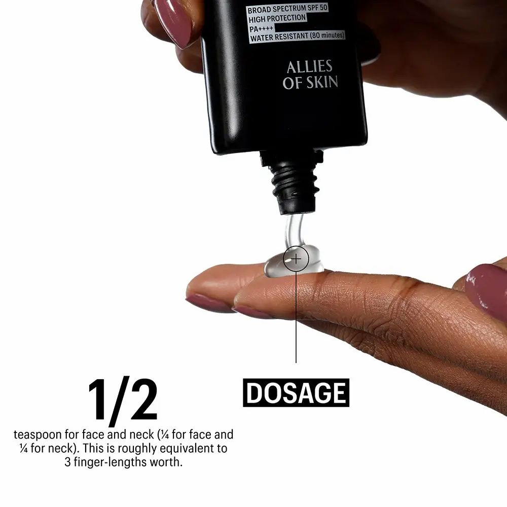 Hand drückt Gel aus einer Tube. Text: 1/2 Dosierung, entspricht 3 Fingerlängen für Gesicht und Hals.