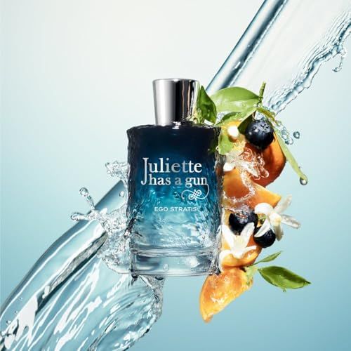 Glasflakon mit silbernem Verschluss. Aufschrift: Juliette has a gun EGO STRATIS. Wasserstrahlen und Früchte im Hintergrund.
