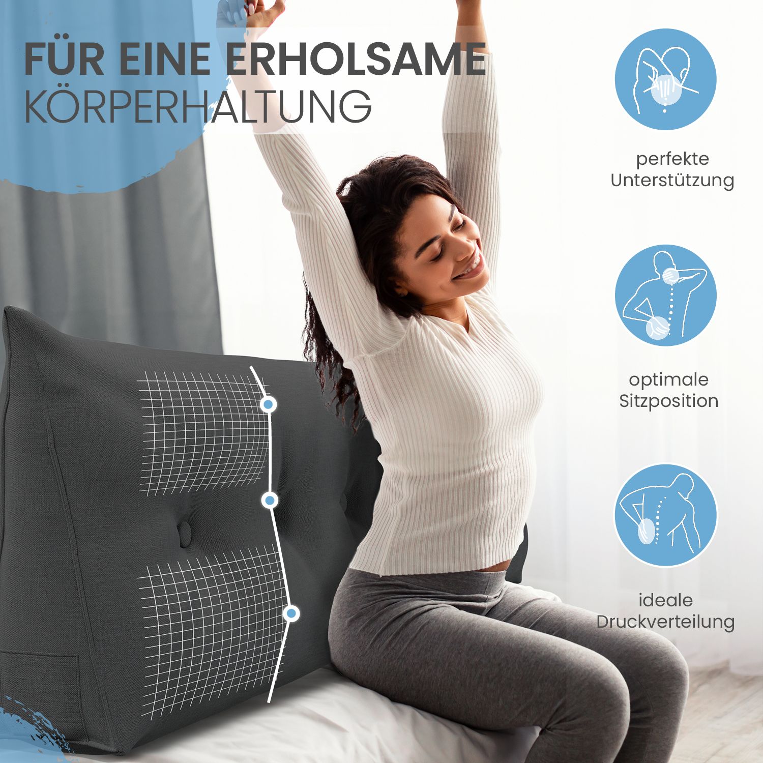 Graues Keilkissen mit Knöpfen. Frau dehnt sich daneben. Text: Für eine erholsame Körperhaltung, perfekte Unterstützung, optimale Sitzposition, ideale Druckverteilung.
