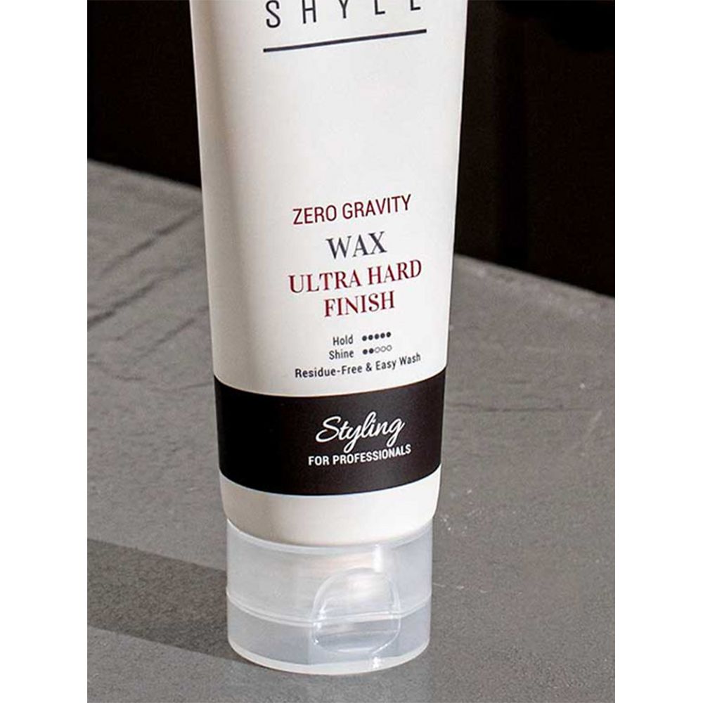 CURLY SHYLL Zero Gravity Wax Tube. Beige Tube mit schwarzem Text. Produkt: Ultra Hard Finish, Styling for Professionals. Transparenter Verschluss.