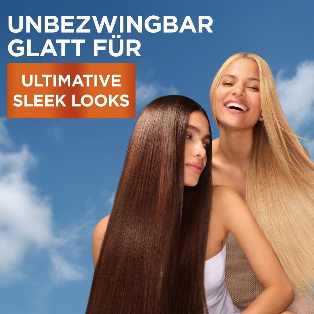 Zwei Frauen mit glattem Haar. Text: Unbezwingbar glatt für ultimative Sleek Looks. Blauer Himmel im Hintergrund.