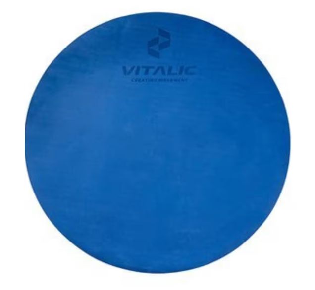 Blaue, runde Yogamatte. VITALIC Logo oben mittig.