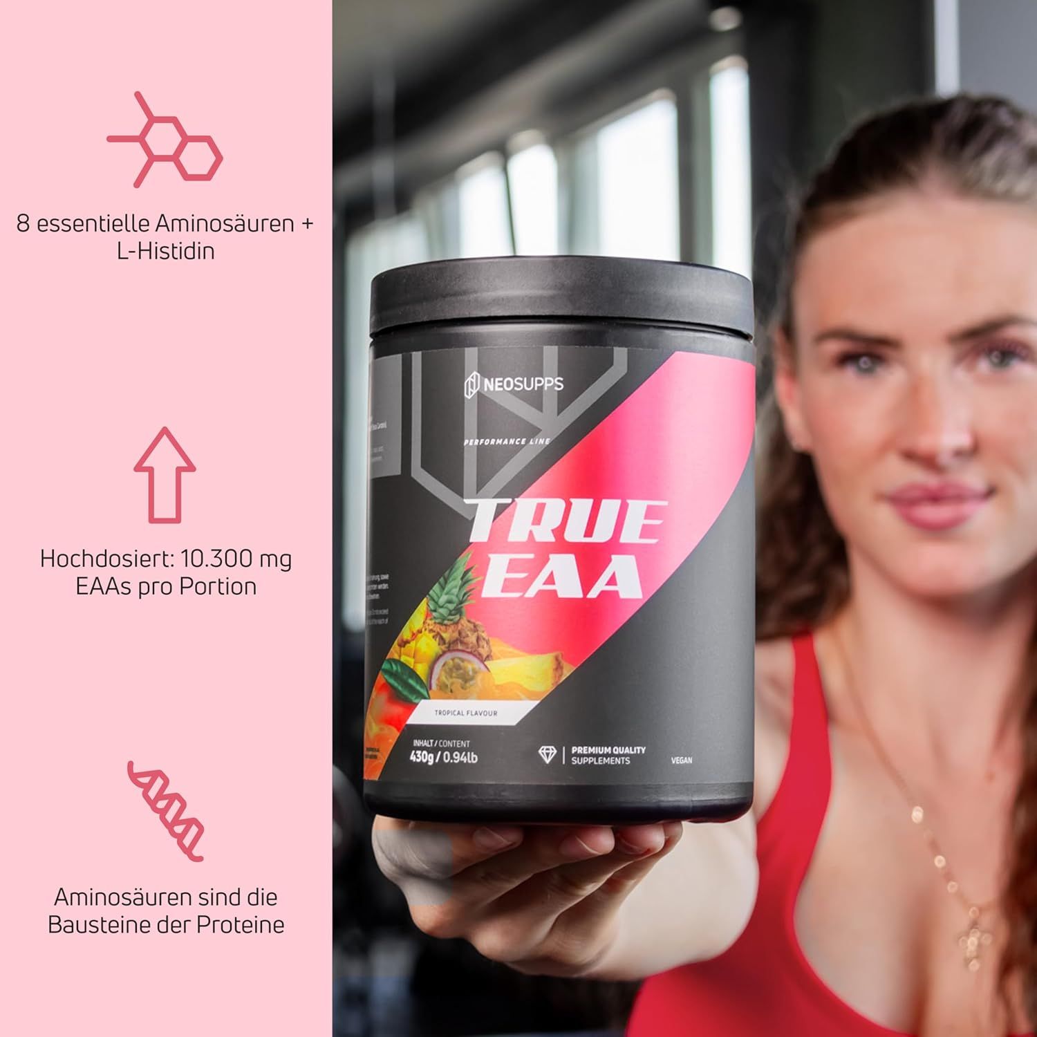 Schwarze Dose mit roter Aufschrift TRUE EAA. Aufschrift: 10.300 mg EAAs pro Portion. Frau hält Dose.