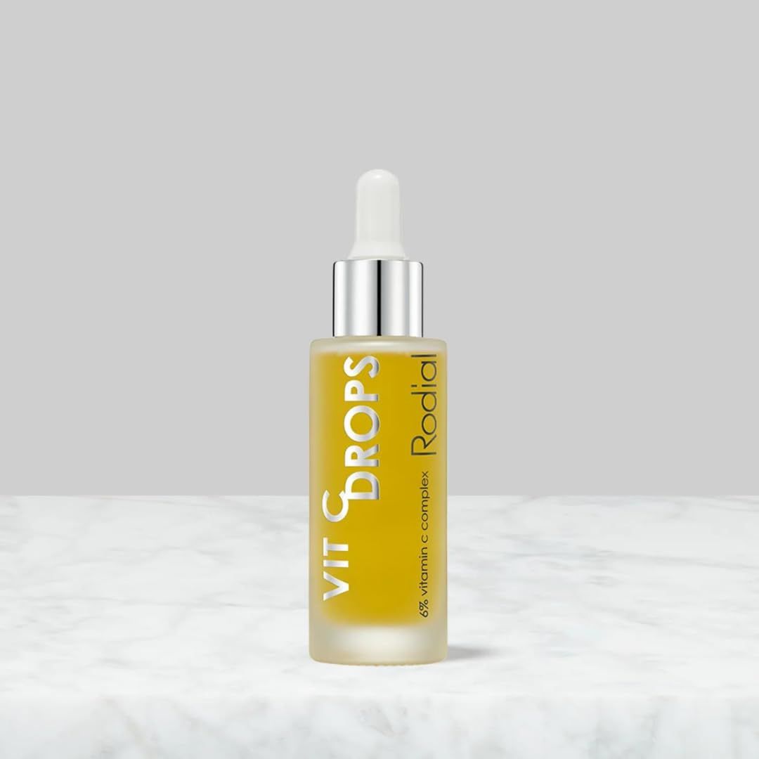 Produktflasche mit Pipette. Text: VIT C DROPS, Rodial. Aufschrift: 6% Vitamin C Complex.