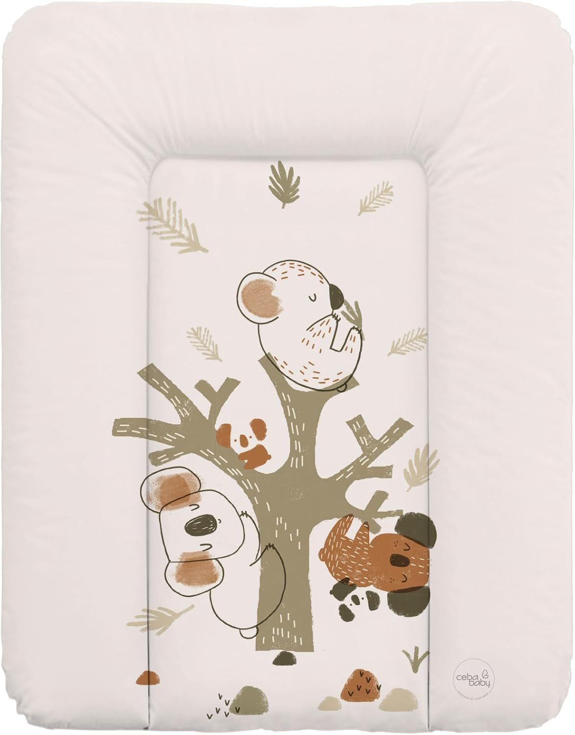 Wickelauflage mit Koala-Motiv. Beige mit braunen Akzenten. Rechteckige Form mit erhöhten Rändern. Ceba Baby Logo.