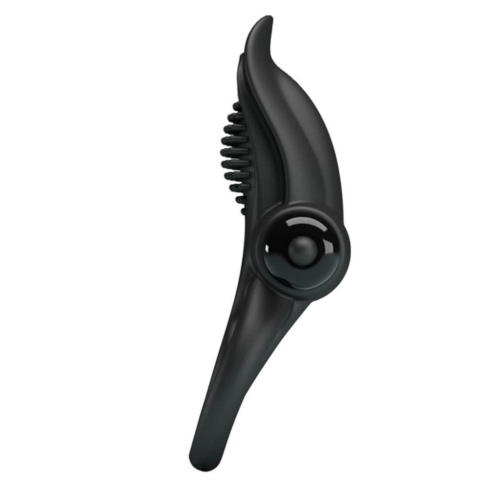 Schwarzer Penisring mit einem Stimulationsaufsatz. Der Ring ist gebogen.