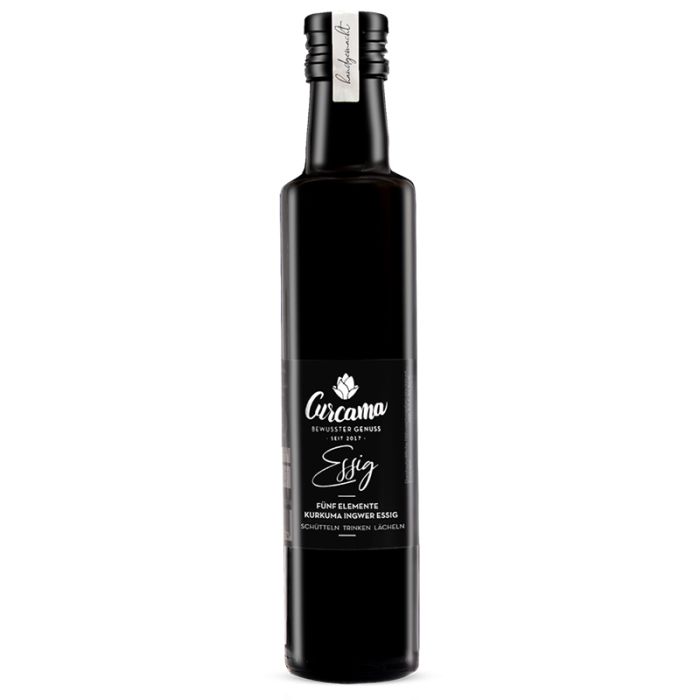 Schwarze Flasche mit Etikett. Aufschrift: Arcama, Essig, 5 Elemente Kurkuma Ingwer Essig Bio.