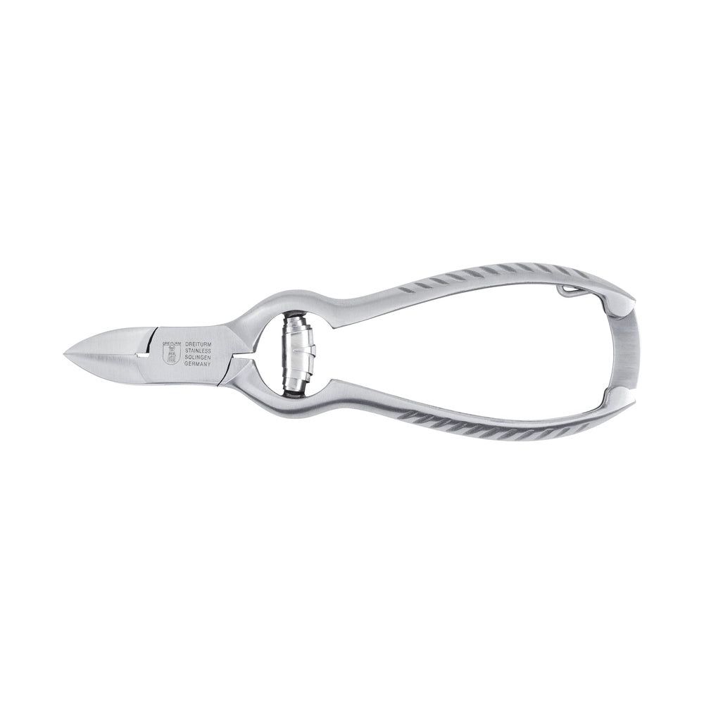 Nagelzange aus Metall. Mit gebogenen Griffen und Schneide. Auf der Zange ist Text eingraviert.