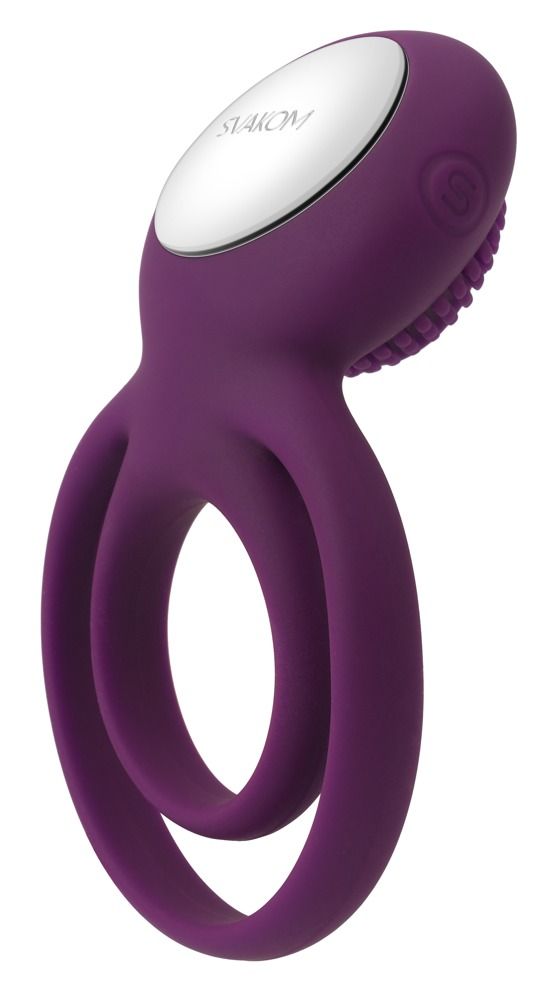 Lila Penisring mit zwei Ringen und Stimulator. Oberteil mit Noppen und silberfarbenem Knopf. SVAKOM-Logo.