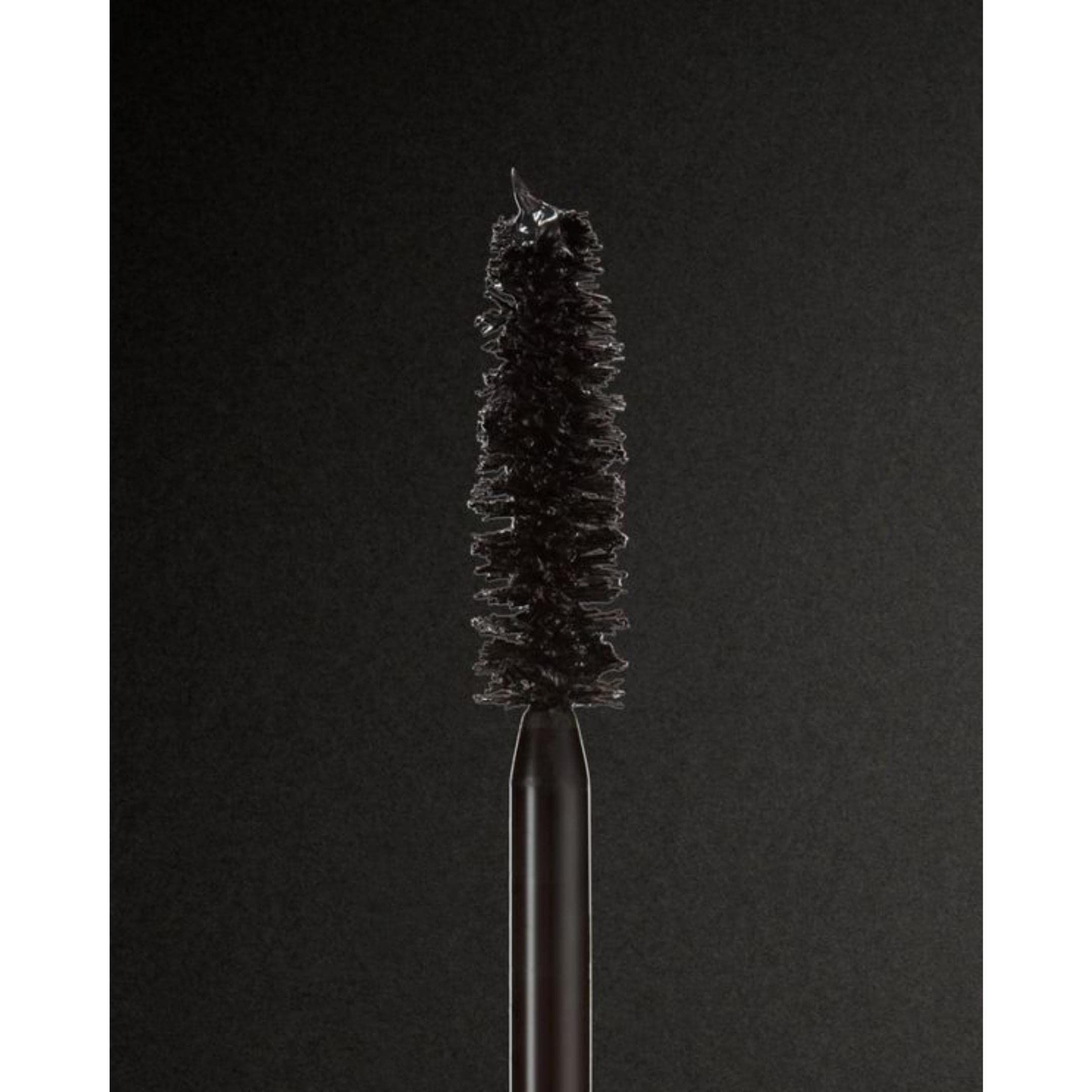 Nahaufnahme der Mascarabürste. Schwarze Borsten.