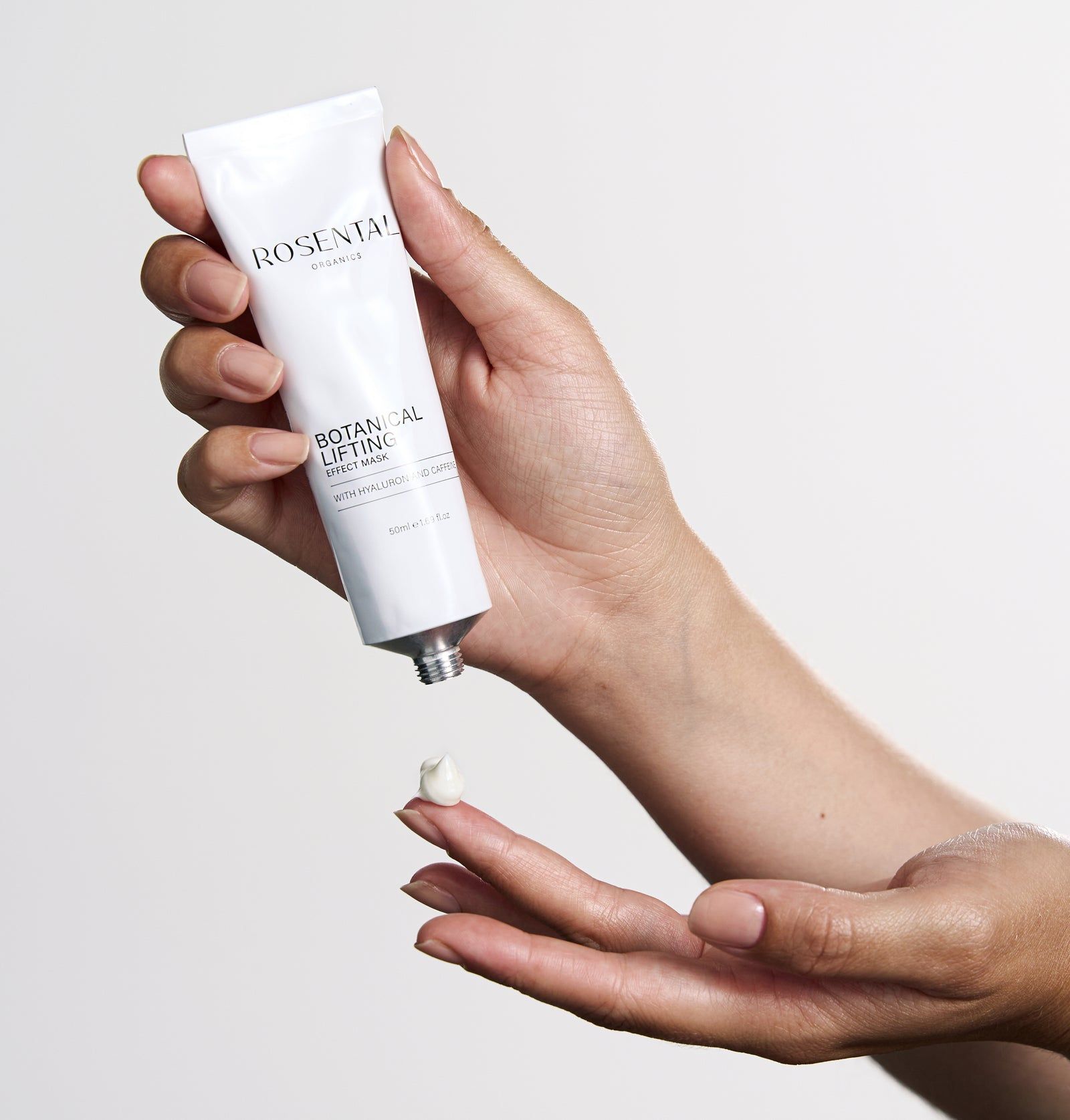 Hand hält Tube. Creme wird auf Finger aufgetragen. Aufschrift: Botanical Lifting Effect Mask.