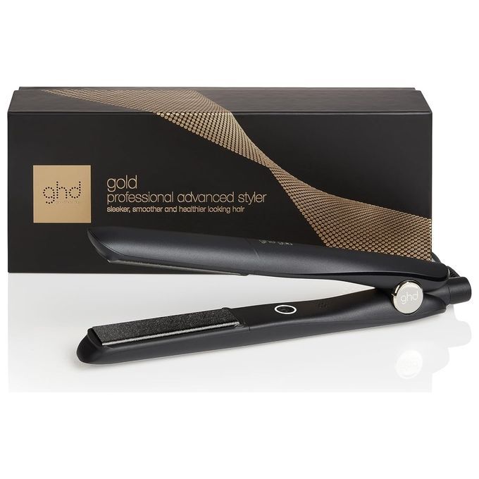 Schwarzes Glätteisen mit schwarzer Verpackung. Aufschrift: ghd gold professional advanced styler.