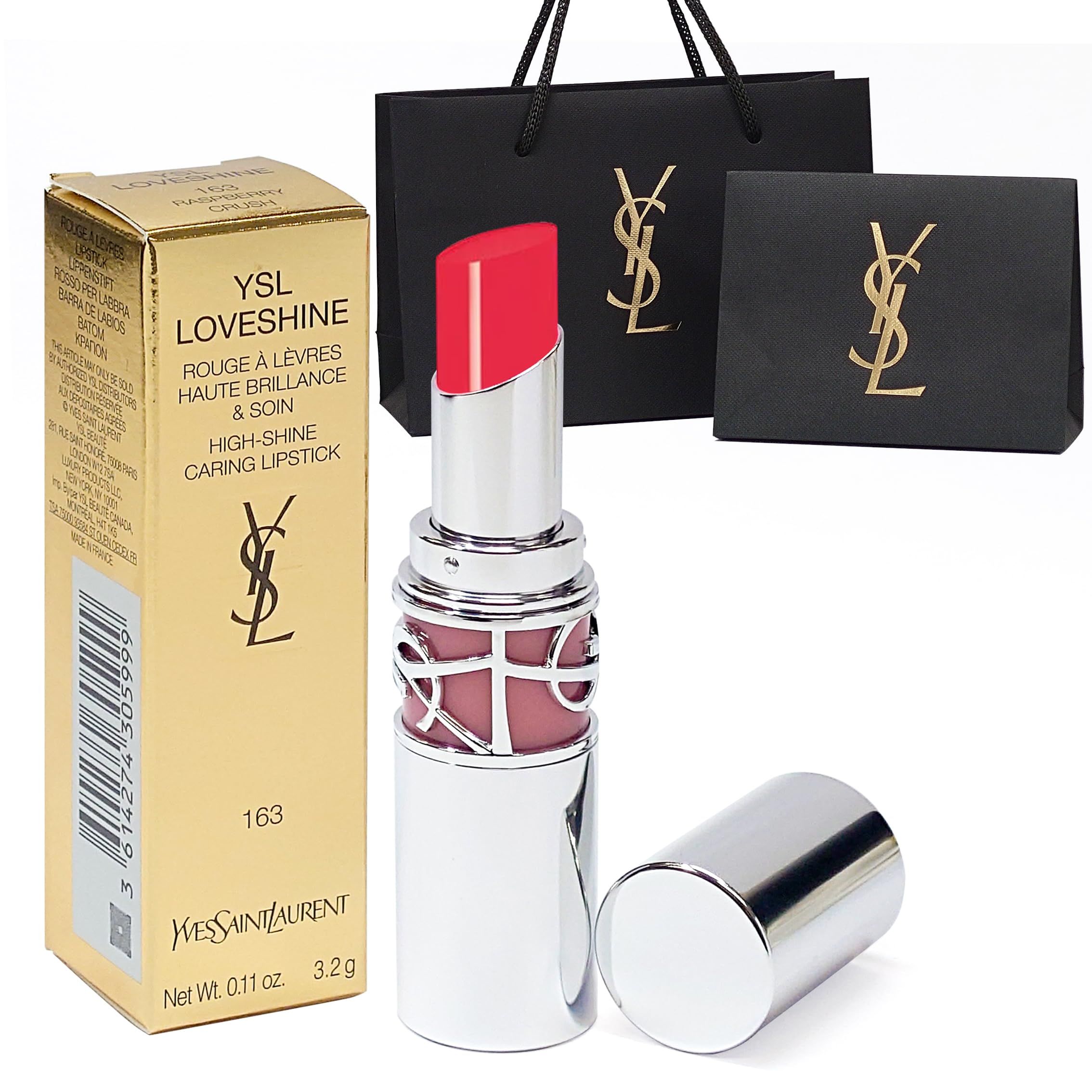 Lippenstift mit silberner Hülse und roter Spitze, daneben eine goldene Schachtel mit Produktinformationen und zwei schwarze Taschen mit Logo.