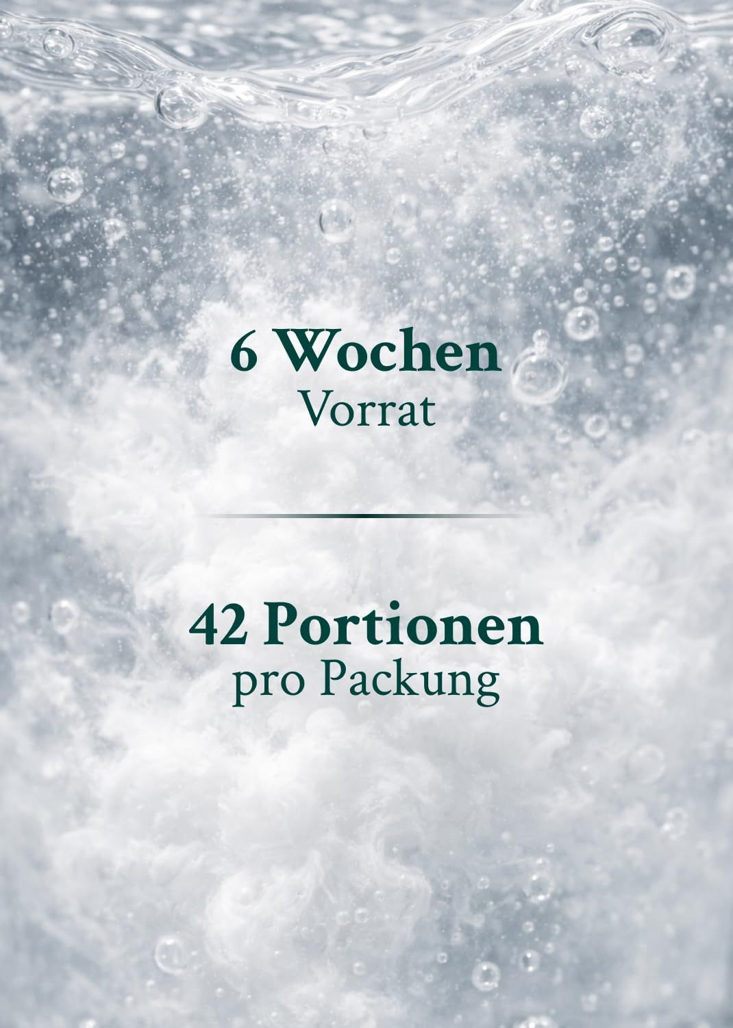 Nahaufnahme von sprudelndem Wasser mit aufsteigenden Blasen und aufgewirbeltem Pulver.