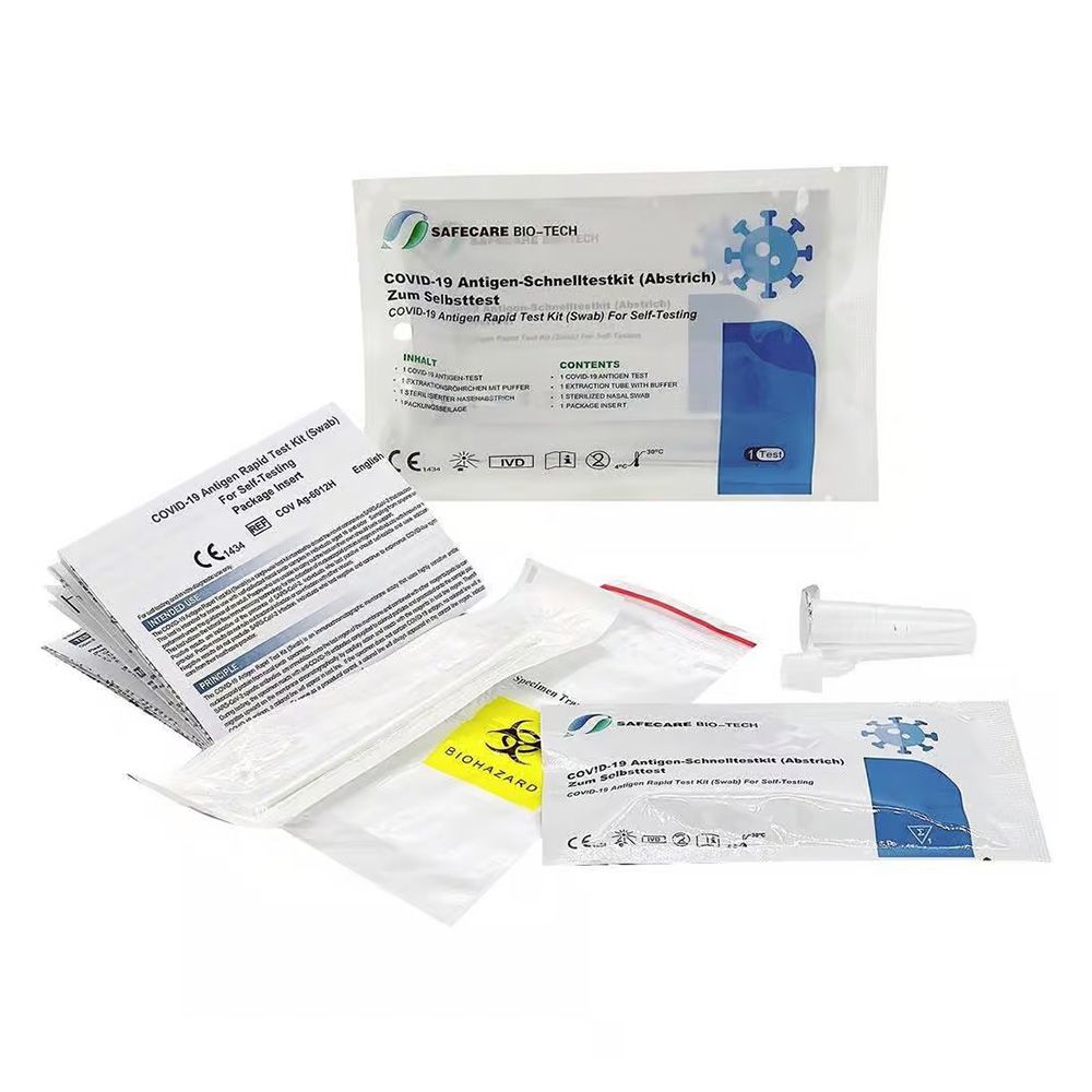 Safecare Covid-19 Antigen-Schnelltest-Kit. Geöffnete Verpackung mit Teststäbchen, Anweisungen und Zubehör.