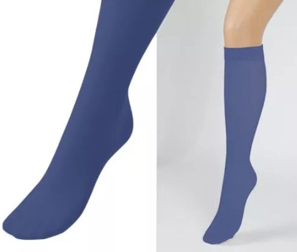 Zwei blaue Kompressionsstrümpfe. Ein Strumpf wird auf einem Beinmodell gezeigt. Der andere Strumpf liegt flach.