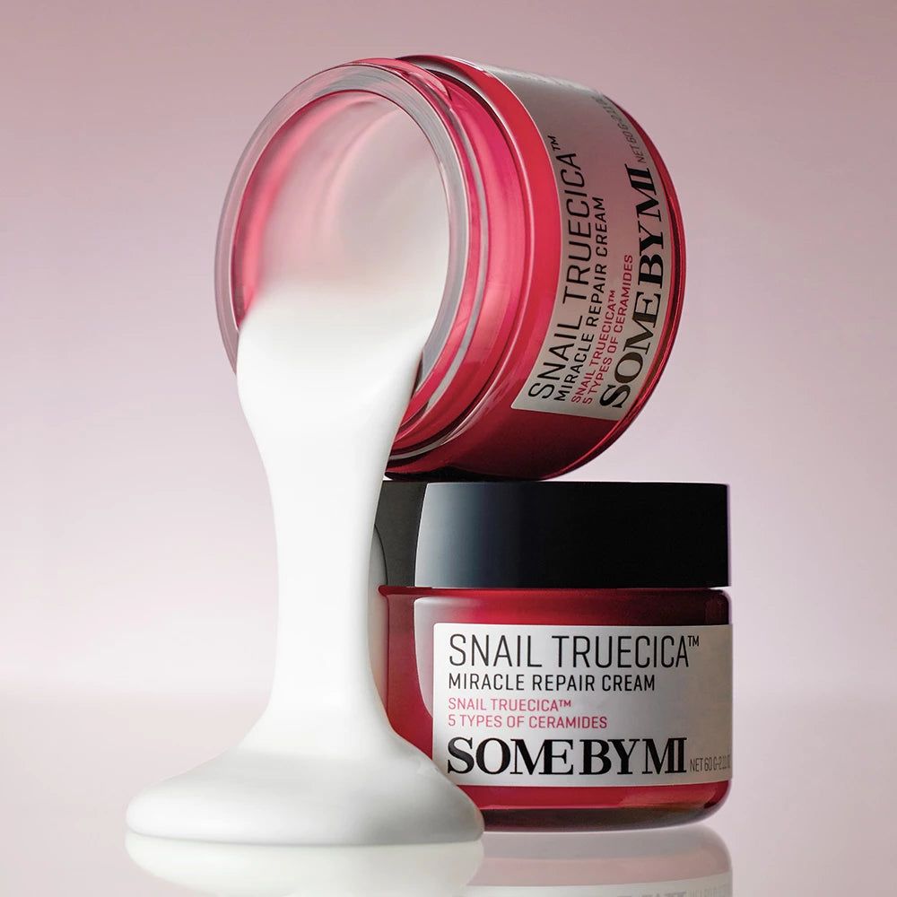 Rote Creme-Dose, Produktname und Marke sichtbar. Creme fließt aus der geöffneten Dose. Schneckenschleim-Creme.