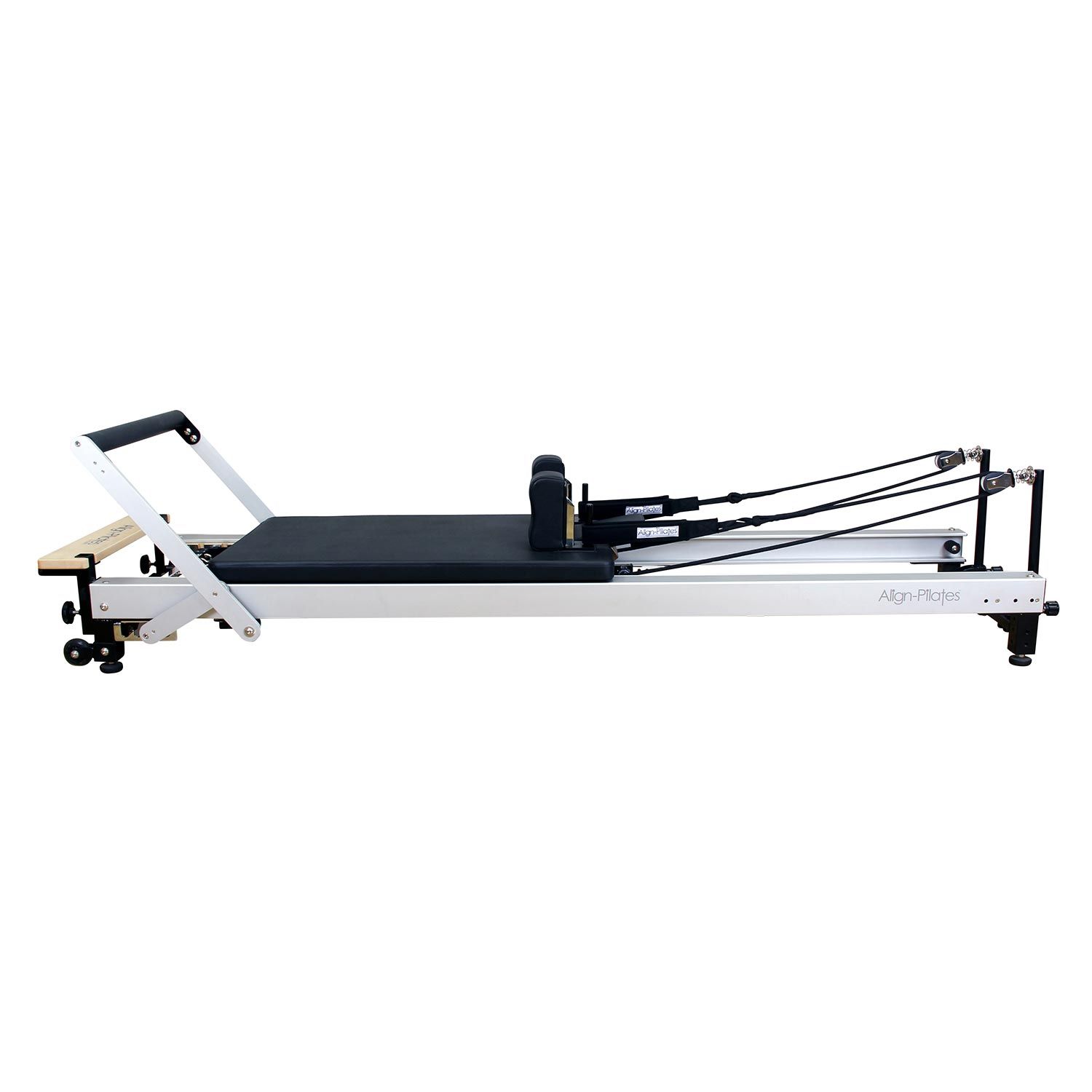 Pilates-Reformer mit schwarzer Liegefläche, silbernem Rahmen und Griffen. Align-Pilates-Logo sichtbar.