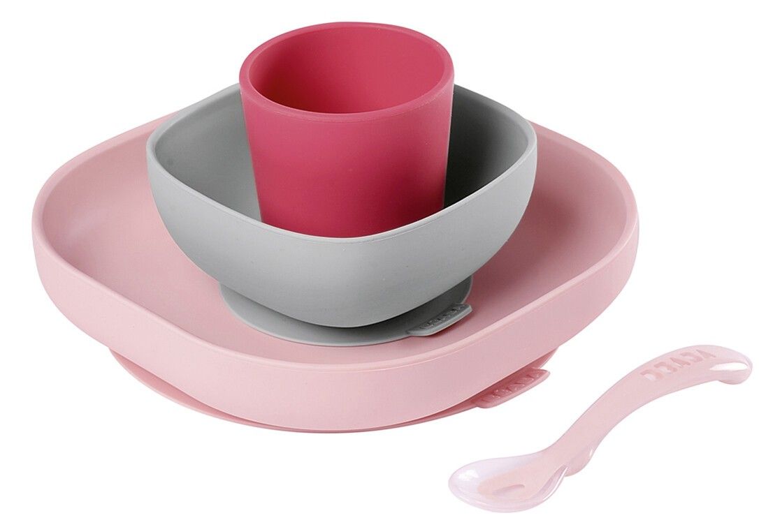 Rosa Teller, graue Schüssel, pinkfarbener Becher und Löffel. Alle aus Silikon. Der Becher steht in der Schüssel. Löffel liegt daneben.