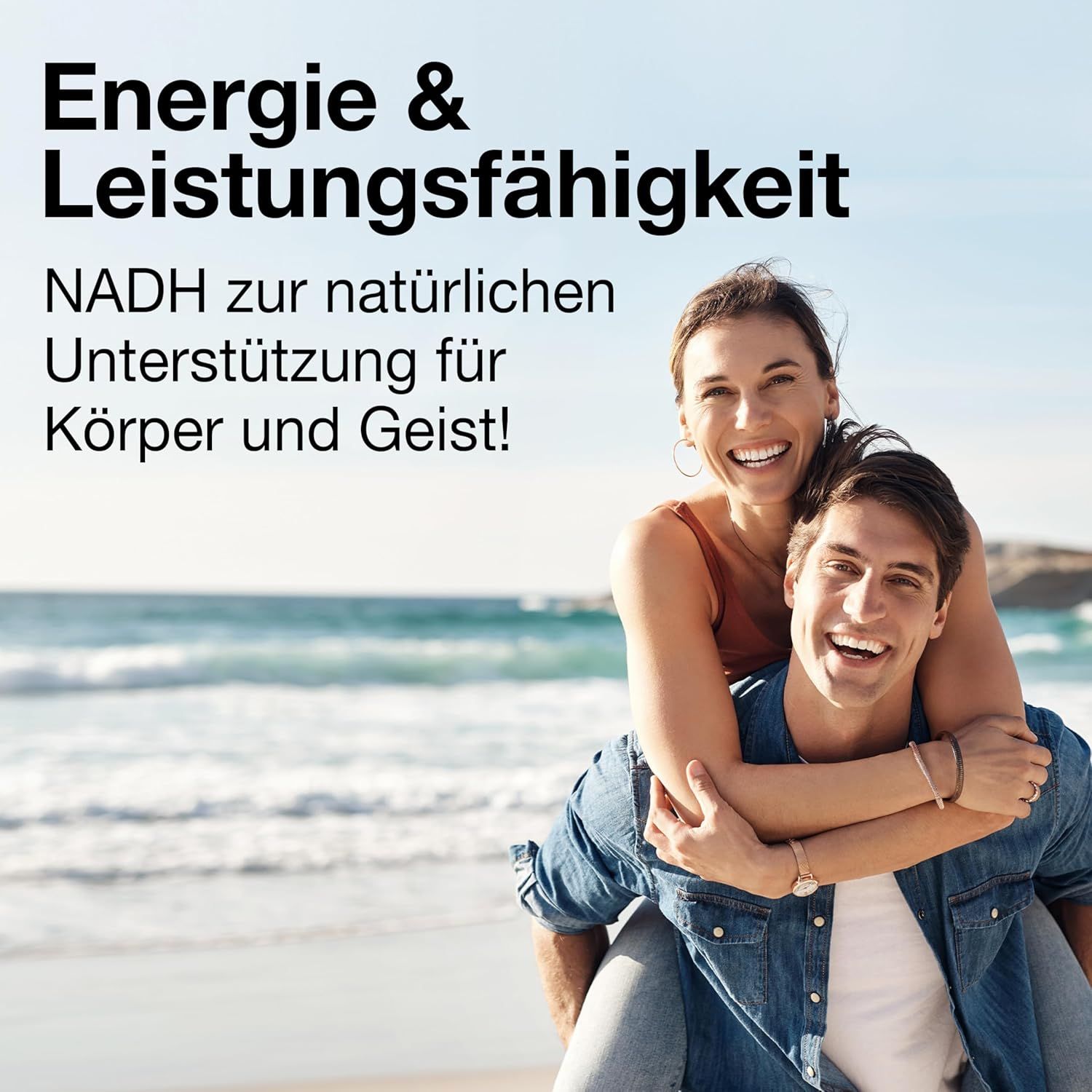 Ein Paar am Strand, Mann trägt Frau auf dem Rücken. Text: Energie & Leistungsfähigkeit. NADH zur natürlichen Unterstützung für Körper und Geist!