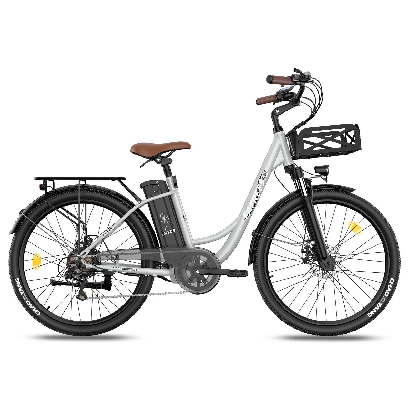 Elektrisches Fahrrad, silberner Rahmen, brauner Sattel und Lenkergriffe, schwarze Reifen, Korb vorne, Gepäckträger hinten.