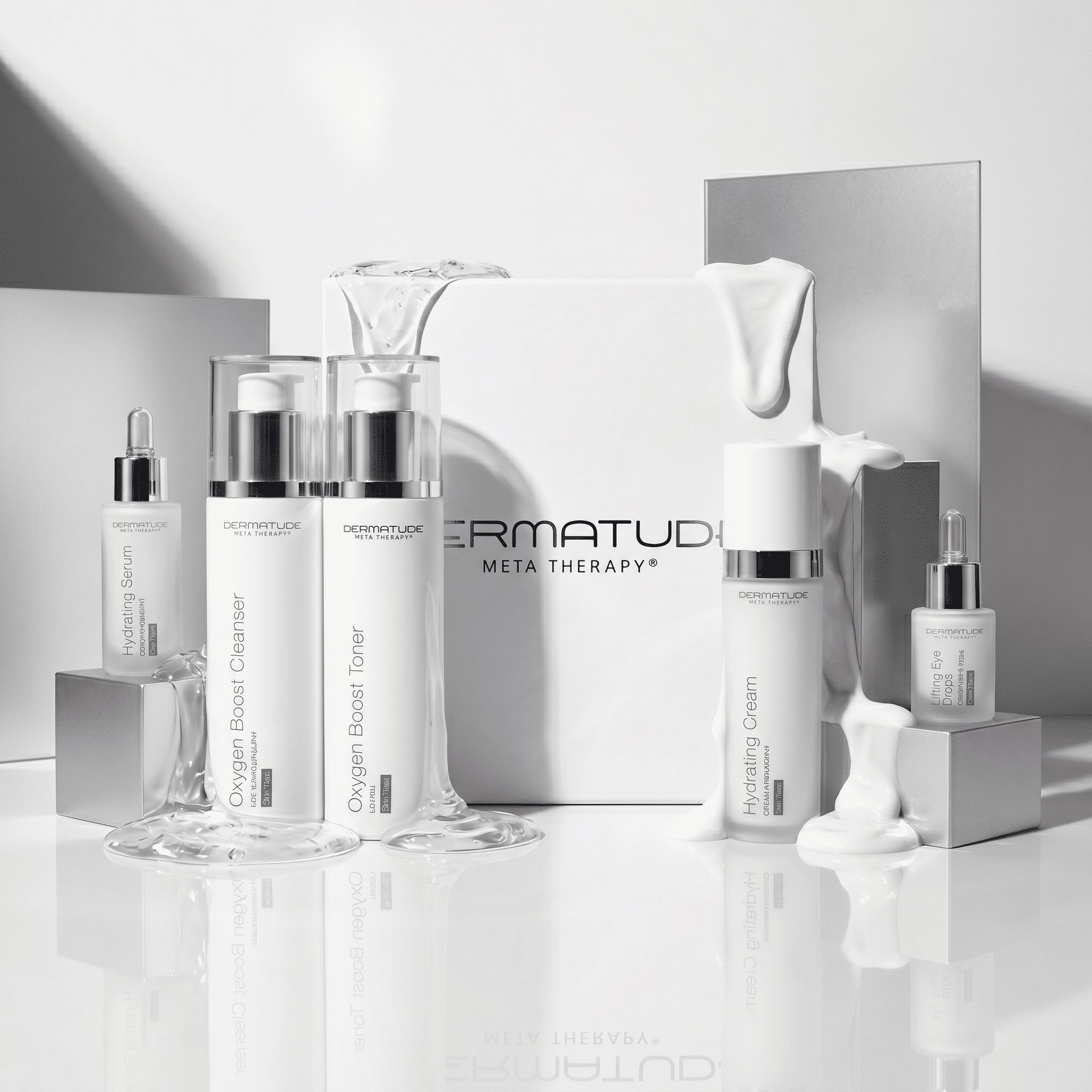 Dermatude Hydrating Skincare Set: Pumpspender und Pipettenflaschen auf Würfeln, umgeben von weißer, flüssiger Substanz.