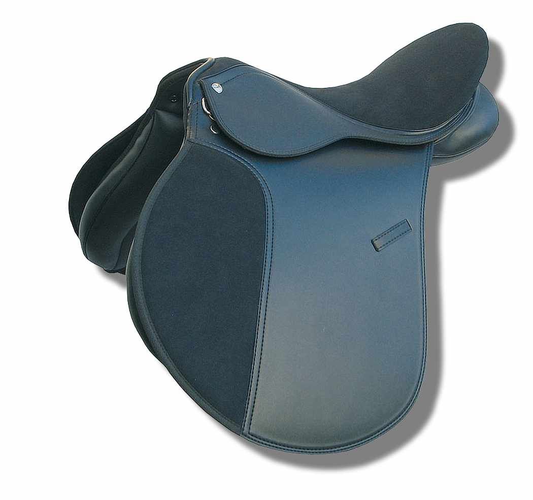 Schwarzer Sattel, Seitenansicht. Lederoptik, gepolsterte Bereiche, Steppnähte.