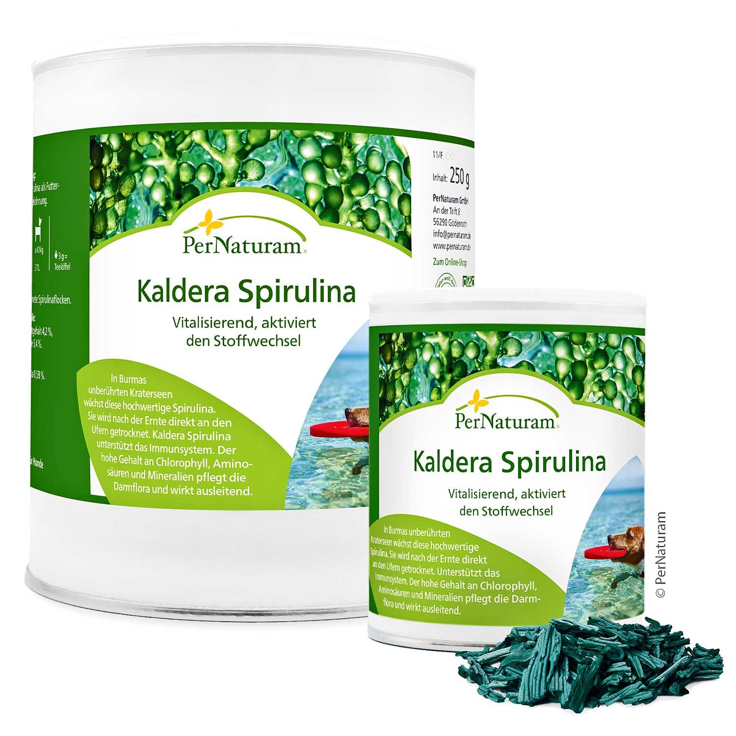 Zwei weiße Dosen mit grünem Deckel. Aufschrift: PerNaturam Kaldera Spirulina. Abbildung von Spirulina-Algen und Hund im Wasser. Spirulina-Flocken.