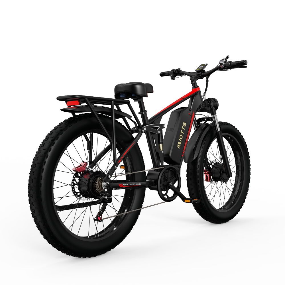 Schwarzes E-Mountainbike mit roten Akzenten. Große Reifen, Gepäckträger, DUOTTS-Logo.