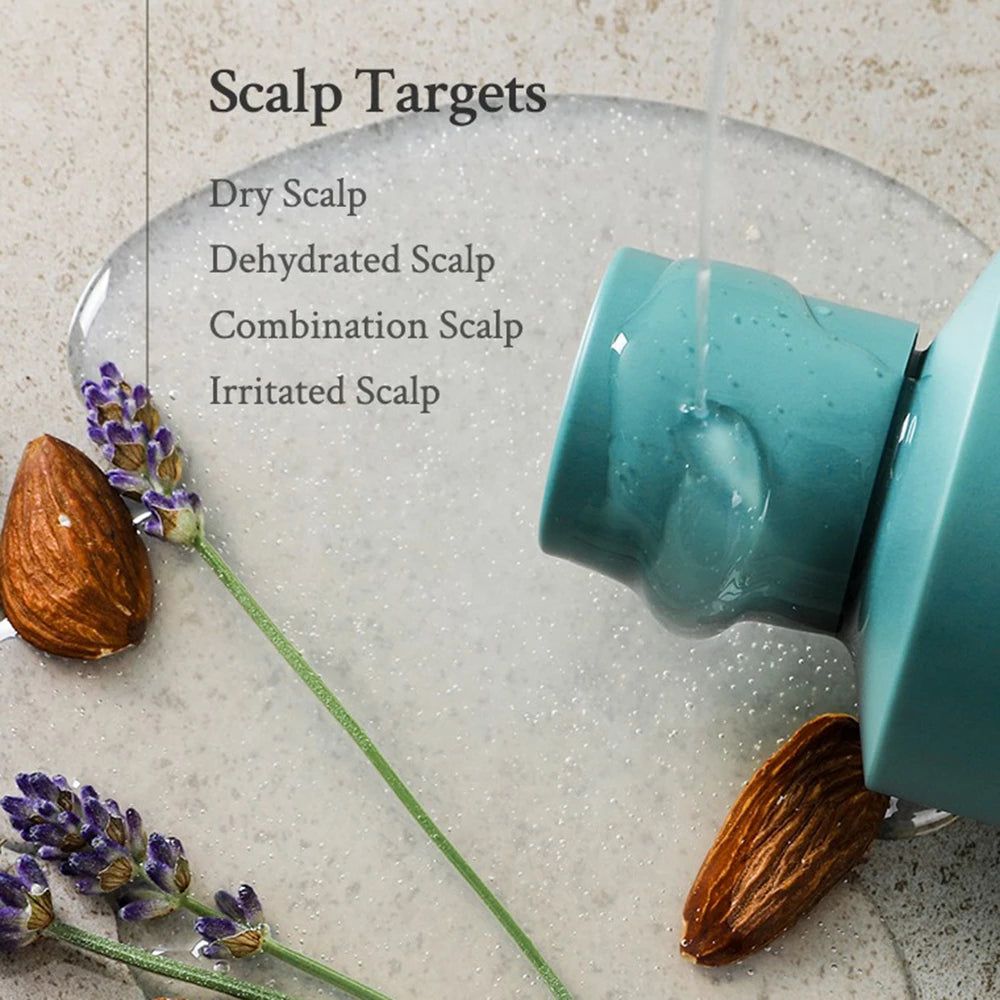 Shampoo fließt auf eine Oberfläche. Text: Scalp Targets, wie trockene, dehydrierte, kombinierte und irritierte Kopfhaut. Mandeln und Lavendel.