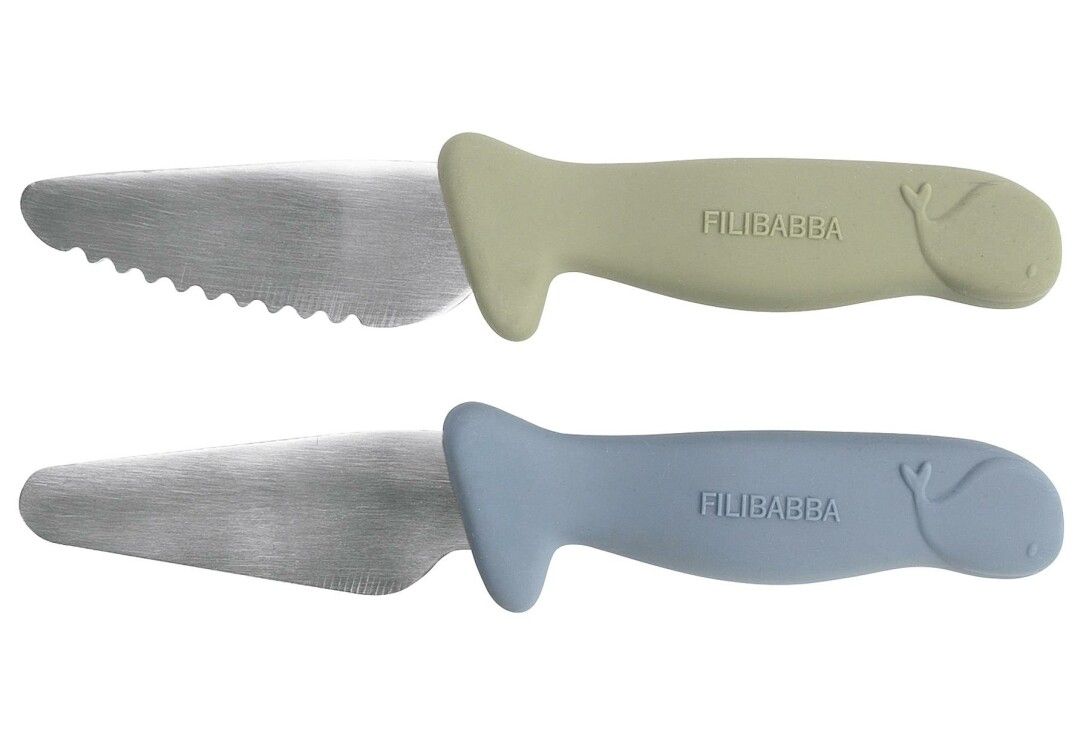 Zwei Kindermesser. Griffe in Grün und Blau, mit Wal-Design. Klingen aus Metall. Marke FILIBABBA.
