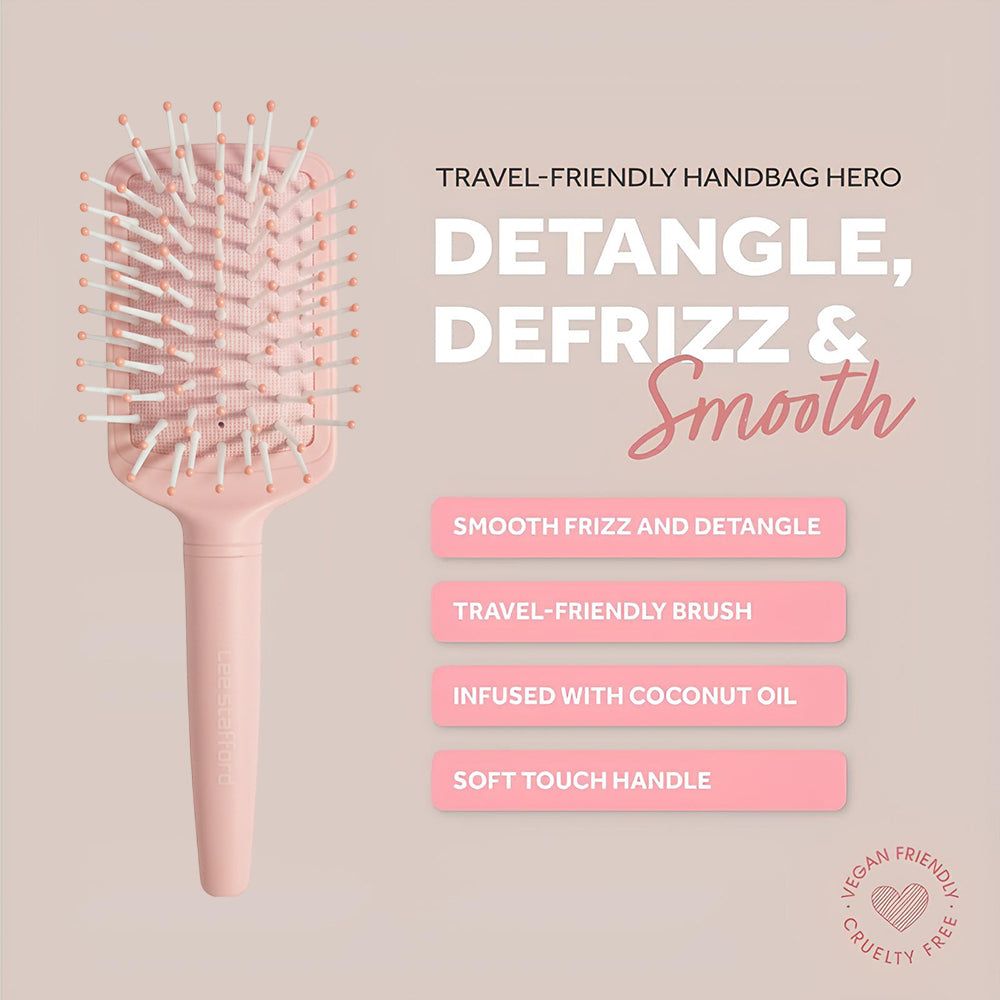 Eine hellrosa Haarbürste mit weiß-rosa Borsten und Text auf einem hellen Hintergrund.